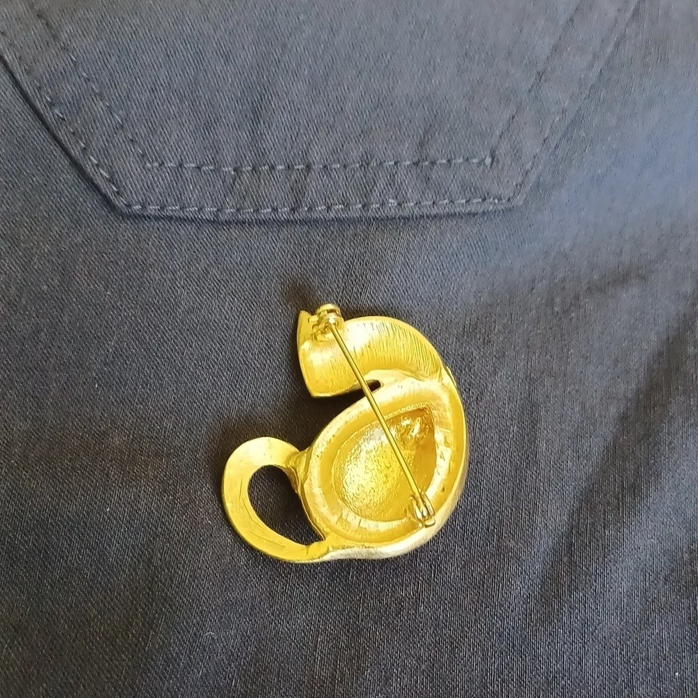 Sweet Vintage Siamese Cat Brooch, two-toned gold, can be hung as necklace, 1980s